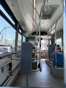 バス車内