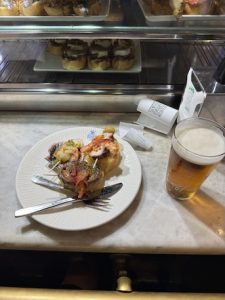シーフードピンチョスとビール