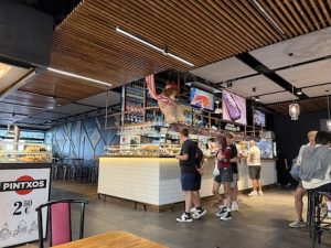 リベラ市場内のバル