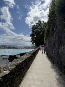 海沿いの細い道