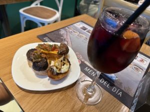 肉系ピンチョスとサングリア